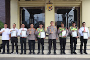 Kapolda Aceh Irjen Pol. Drs. Ahmad Haydar, S. H ,M. M, memberikan penghargaan Quick Wins Triwulan III 2023 kepada jajaran Polda Aceh.