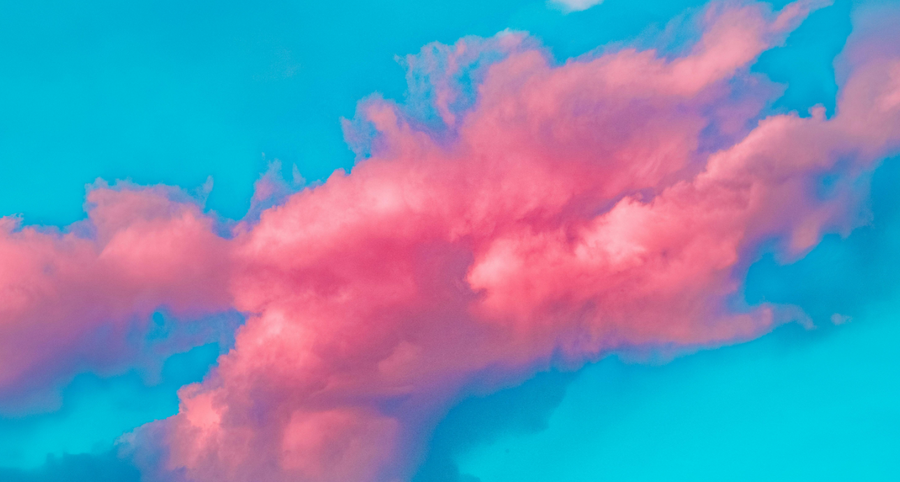 Nuvens rosadas em um céu azul
