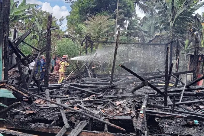 Diduga Akibat Korsleting Listrik, Rumah Milik Warga Hangus Terbakar Sampai Rata Dengan Tanah