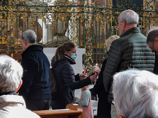 Friedenslicher werden entzündet in der Kathedrale St. Gallen