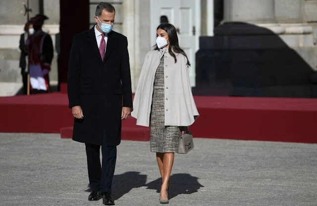 Queen Letizia wore a tweed dress, and a beige cape by Hugo Boss. Magrit pumps. Furla Bag. Laura Mattarella