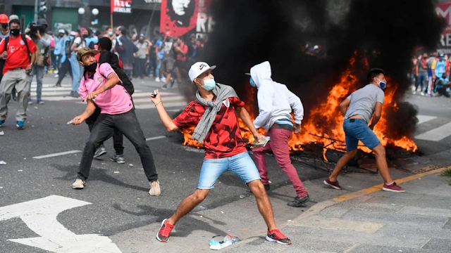 Proteste a Buenos Aires sfociano nel totale caos e violenza