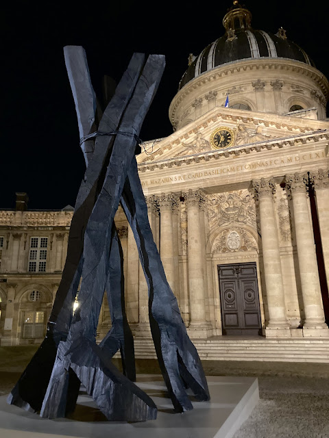 Sculpture de Baseliz devant l'Académie Française