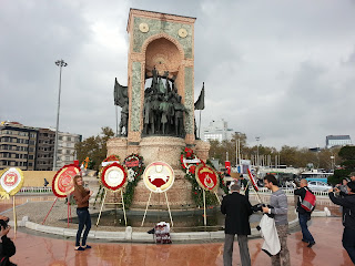 Taksim Cumhuriyet Anıtı'ndaki anma töreni (10 Kasım 2012)