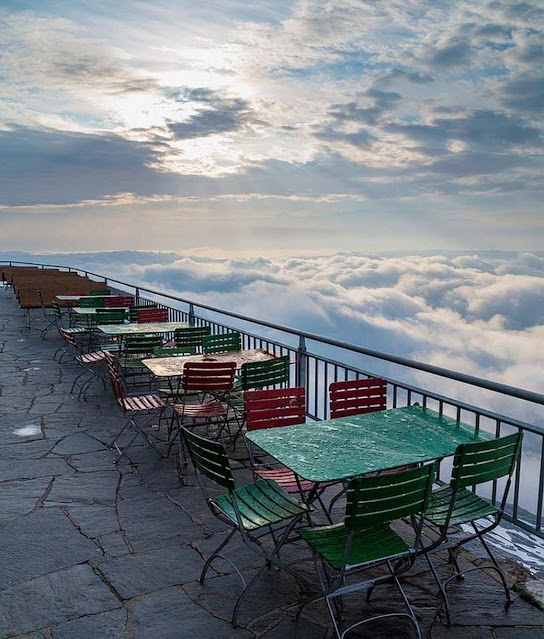 isviçre alplerinde dağ manzarası kenarına kurulmuş olan bir restoranta ait gökyüzü fotoğrafı