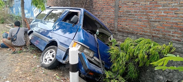 Hendak Mengambil Air Minum yang Jatuh, Mobil Oleng Masuk Selokan