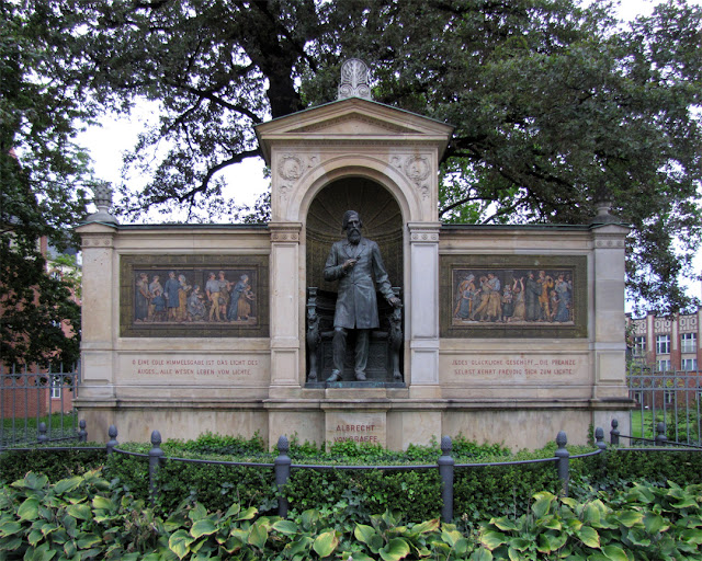 Memorial to Albrecht von Graefe by Rudolf Siemering, Schumannstraße and Luisenstraße, Berlin