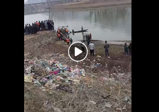 WATCH VIDEO: E-Rickshaw plunges into river Jehlum at Lasjan, rescue operation on, driver safe