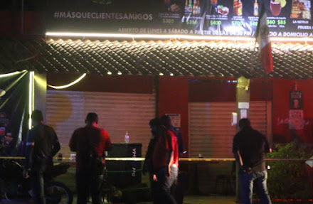 Asesinan a balazos a sujeto afuera de un bar de Cancún