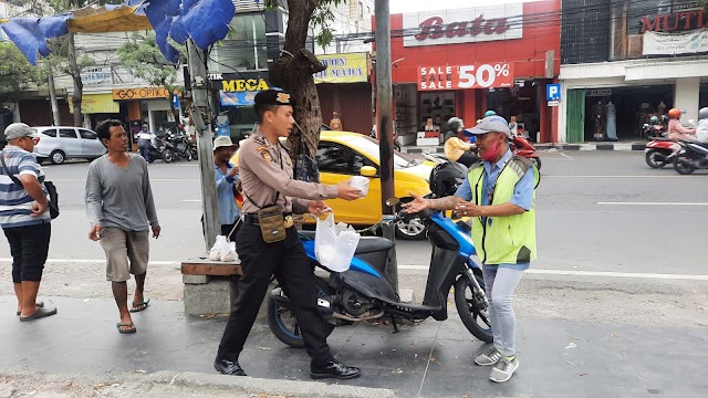 *Polresta Sidoarjo Tumbuhkan Rasa Peduli di Tengah Patroli*
