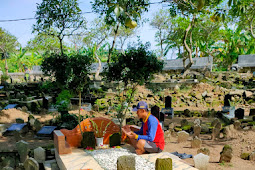 Penemuan Makam Kuno : Berada di Desa Tenaru, Driyorejo, Gresik