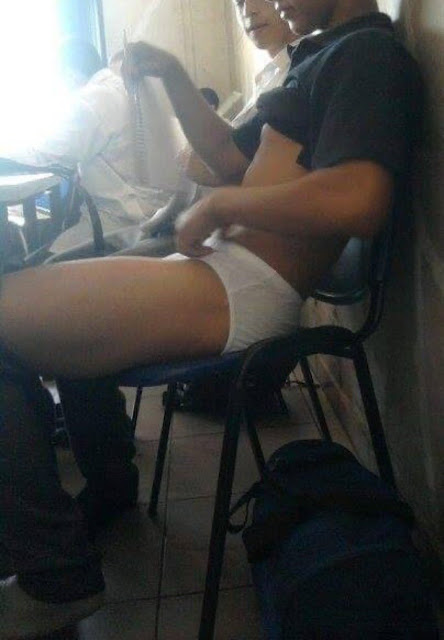 desnudandose en la clase