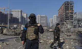 Ukraine announces the killing of about 15,000 Russian soldiers on its soil  Kiev: Ukraine announced, on Monday, that the death toll of the Russian army on its soil has risen to about 15,000 during the ongoing battles since the start of the military intervention in late February.  This came in a statement issued by the Chief of Staff of the Ukrainian Army , on the losses of Russian forces since the start of the military operation on February 24 until March 21.  The statement indicated that the Ukrainian army managed to kill about 15,000 Russian soldiers, downed 97 planes and 121 helicopters, as well as destroying 498 tanks and 1,535 armored vehicles.  He also stated that the Ukrainian army destroyed 240 artillery, 45 air defense systems, 80 rocket launchers, 969 vehicles, 60 fuel vehicles, 24 drones and 3 speed boats.  On February 24, Russia launched a military operation in Ukraine , which was followed by angry international reactions and the imposition of severe economic and financial sanctions on Moscow.  To end the operation, Russia requires Ukraine to abandon any plans to join military entities, including NATO, and to adhere to complete neutrality, which Kyiv considers an "interference in its sovereignty."