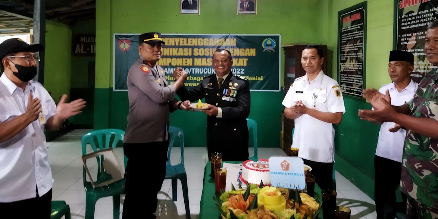HUT TNI Ke 77, Koramil Trucuk Terima Tumpeng Kapolsek Dan Camat Ceper