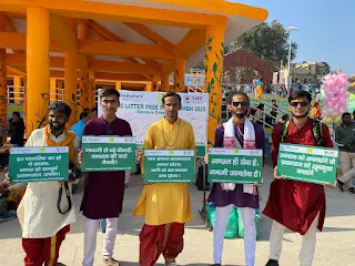 महाकुम्भ प्रयागराज आये श्रद्धालु फ़ोटो क्लिक करते हुए