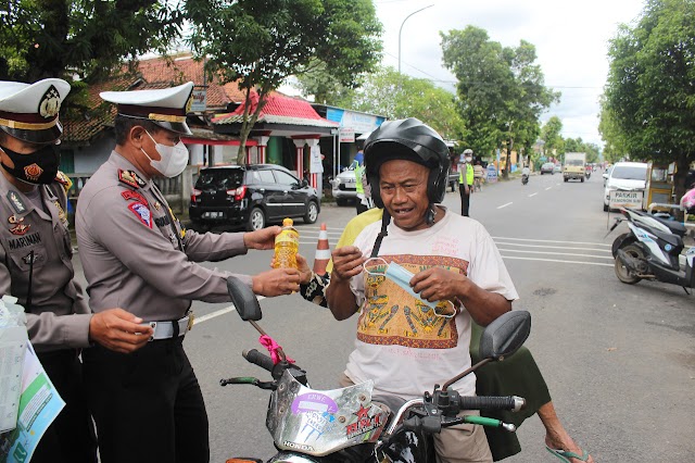 Asyikk, Tertib Berlalu Lintas, Pengendara Motor Diberi Minyak Goreng Polisi