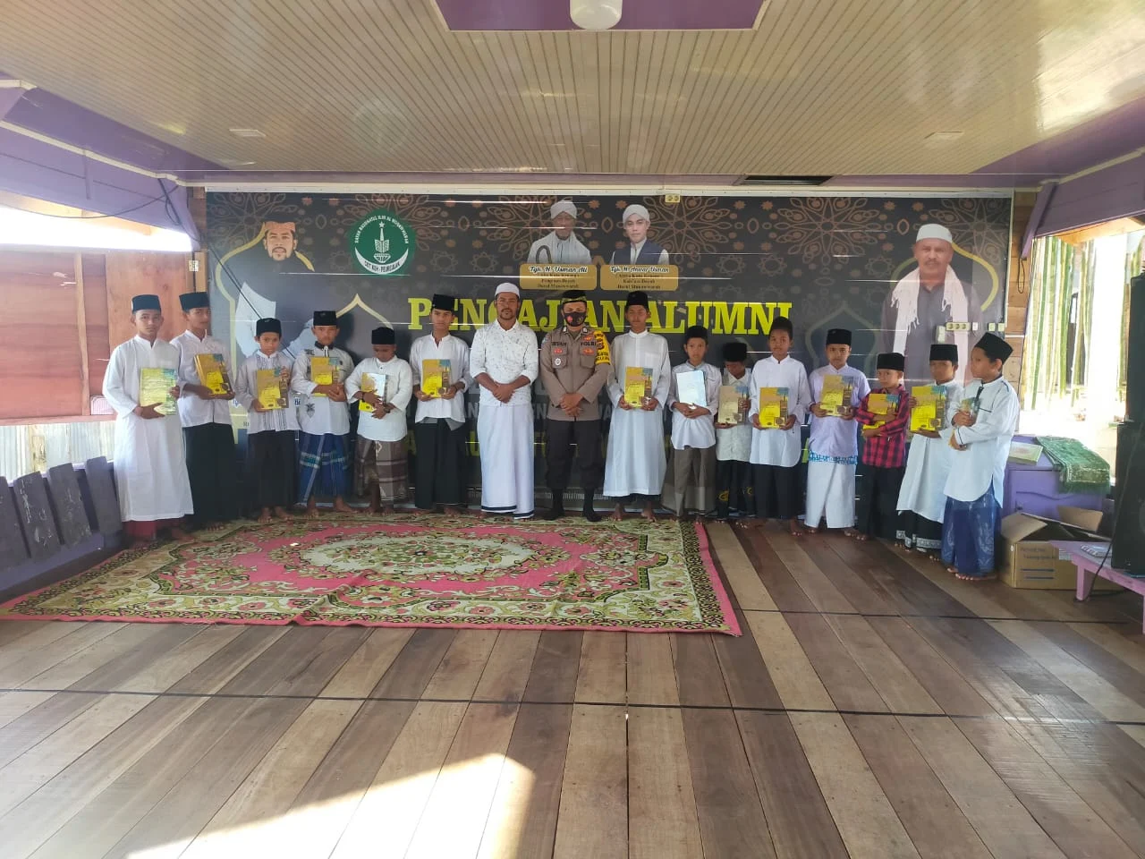 Polsek Langkahan Bersama Komunitas GEBIBU Serahkan Kitab Bajuri ke Dayah di Aceh Timur