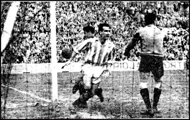 Caeiro celebra el cuarto gol de su equipo. REAL SOCIEDAD DE FÚTBOL DE SAN SEBASTIÁN 5  REAL VALLADOLID DEPORTIVO 2. 25/03/1951. Campeonato de Liga de 1ª División, jornada 26. San Sebastián, Guipúzcoa, estadio de Atocha.