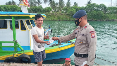 Cegah Penularan Covid-19, Ditpolairud Polda Banten Bagikan Masker di Pelabuhan Paku Anyer