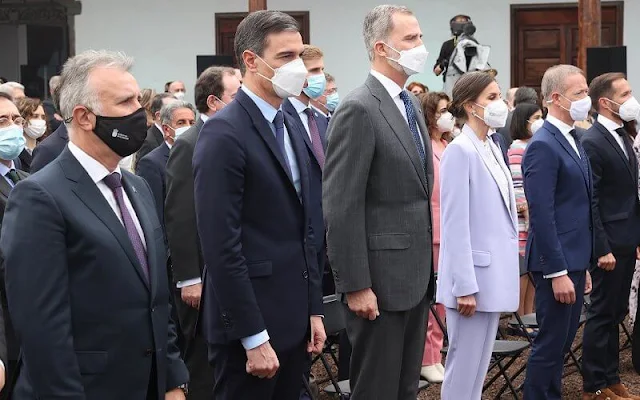 Queen Letizia wore low-rise slim-fit jeans by Liu Jo, a lace blouse by Ana Maria Rodriguez Gonzalez, and blue blazer by Bleis