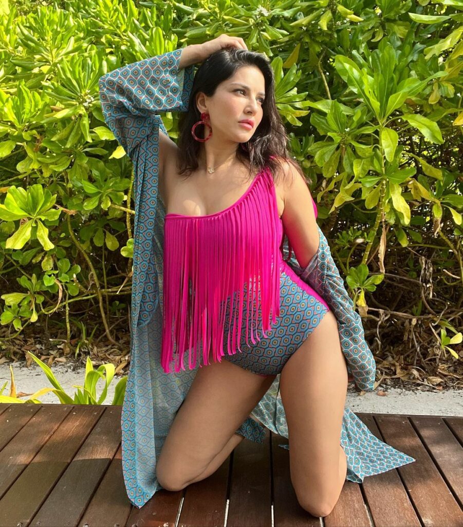 Pic Talk of the day: Bikini Sheathe Sunny Leone Pops Up In Maldives