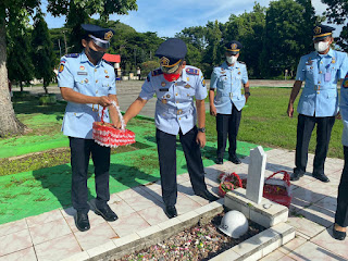 Jelang Puncak Hari Dharma Karya Dhika 2021, Rutan Pangkep Ziarah dan Tabur Bunga Di Taman Makam Pahlawan Mangilu 