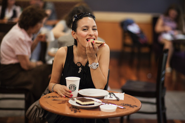 ideas de negocio, 3 pasos para lograr un negocio rentable con éxito como Starbucks o Apple. Nombres de emprendimiento de negocios, significado de Starbucks, historia de Starbucks, The Fish Philosophy, historia de éxito en los negocios, mujer tomando café Starbucks. Idea de negocio redondo. pasos para un negocio rentable