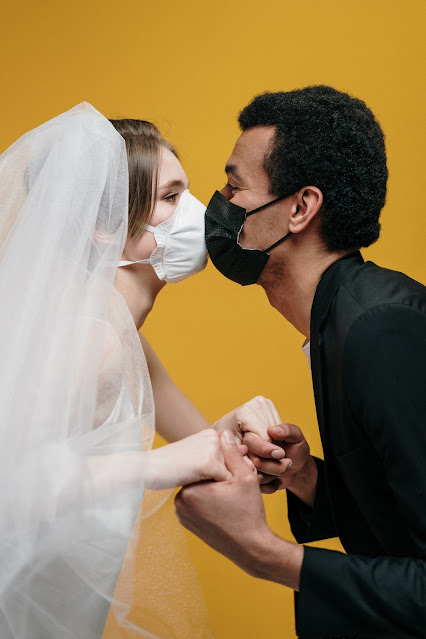 couple kissing with masks on, unsplash.com