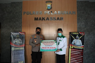 Kapolres Pelabuhan Makassar Serahkan Zakat Profesi Personel kepada Baznas Makassar