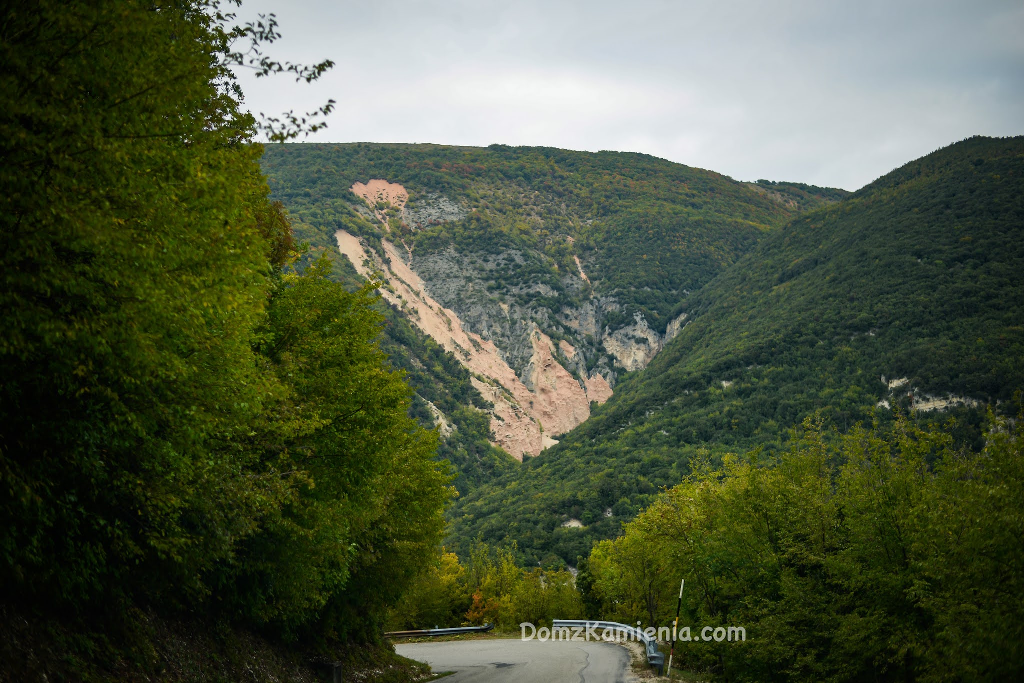 Sarnano, nieznany region Marche, Dom z Kamienia