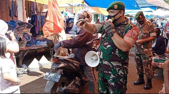 INILAH Anggota Koramil 1426-01/Polut, Lakukan Pendisiplinan Protokol Kesehatan Di Pasar, Ingatkan Pedagang Dan Pembeli