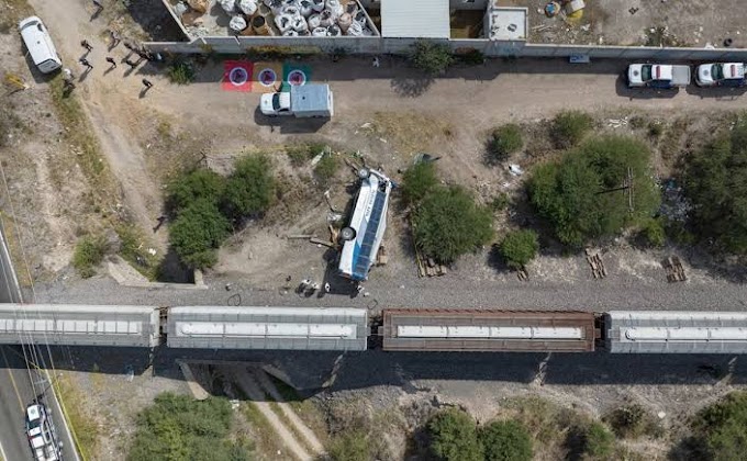 Autobús fue arroyado al intentar ganarle el paso al Tren, resultando 7 muertos y 16 heridos en Querétaro