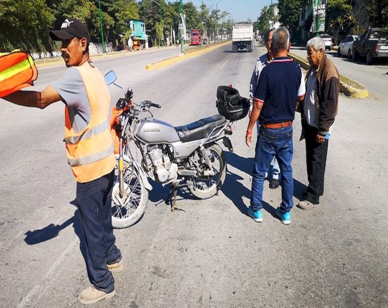 México: Adulto mayor derriba con su vehículo a un motociclista frente a la Alameda Municipal