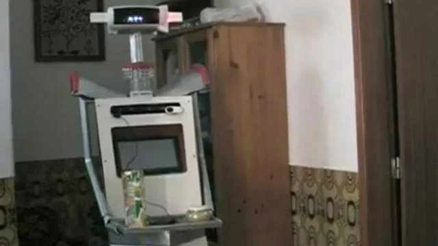 বয়স্ক লোকদের যত্ন নিতে তৈরি হল বিশেষ রোবট!