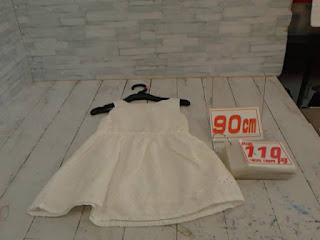 中古品　子供服　９０ｃｍ　ホワイト　スリーブレスワンピース　１１０円