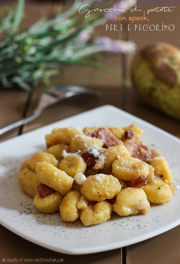 Gnocchi di patate con speck, pere e pecorino