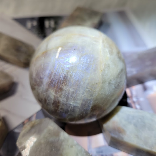 太陽石月亮石共生石球是宇晶STORE的貨品
