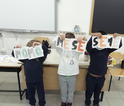 I bambini della IA del Saragat, dopo aver consolidato le vocali, costruiscono le prime sillabe e le prime parole.