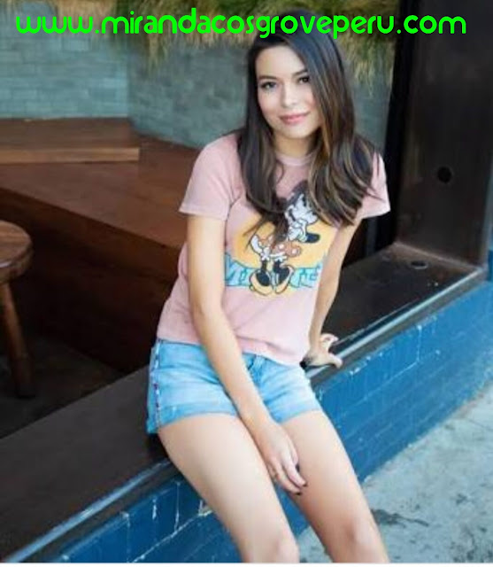 Miranda Cosgrove  2021 iCarly Feliz Navidad Peru Estados Unidos (35)