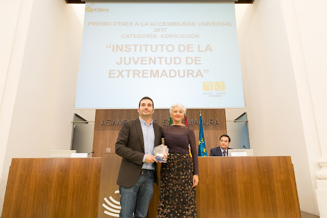 Hace entrega del premio: Doña María Ángeles López Amado, Directora General de Arquitectura.  Recoge el premio: Don Felipe González Martin, Director del Instituto de la Juventud de Extremadura.