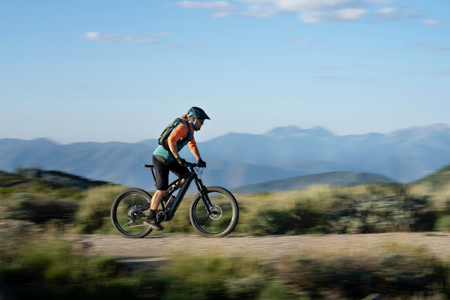 Homem adulto com bicicleta elétrica