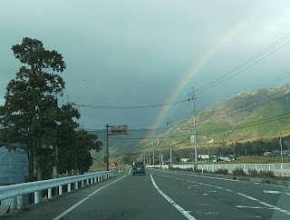 県道534号から箱館山到着時の虹の写真