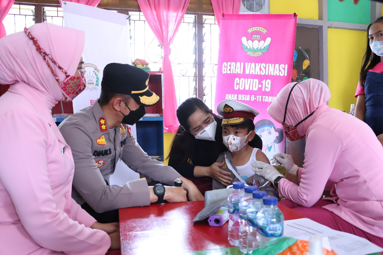 Kapolres Inhil Bersama Ketua Bhayangkari Cabang Inhil Tinjau Vaksinasi Covid di TK Kemala Bhayangkari Tembilahan 