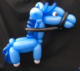 Pony mit Mähne als Tierfigur aus Luftballons.