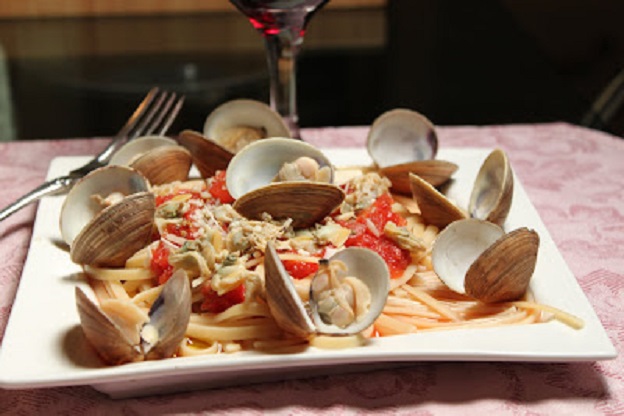 clams with red sauce on pasta