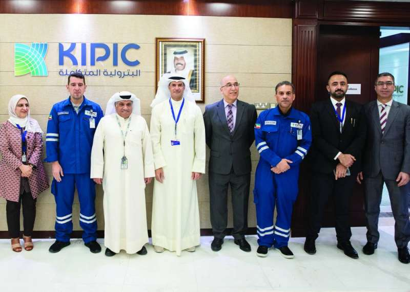 مسؤولو الجامعة الأسترالية وممثلو شركة الصناعات البترولية
