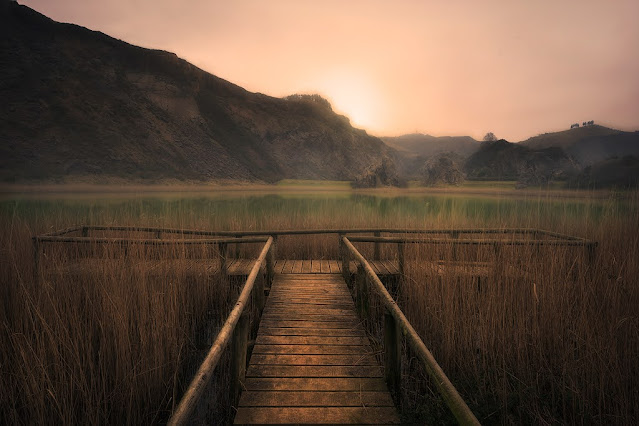 embarcadero sobre el lago parkotxa en trapagaran al amanecer