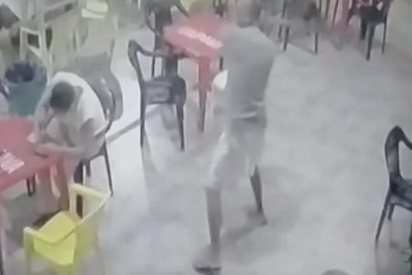 Vídeo brutal: homem tenta decapitar rival com 4 golpes de foice cega