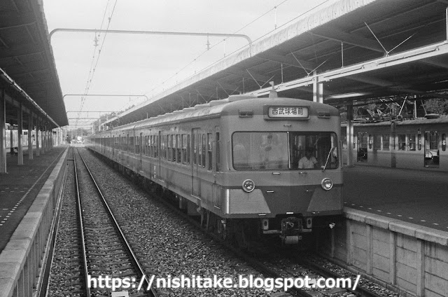 西武球場前に到着した赤電8両の臨時普通列車。　西武球場前　1982.8.28-31