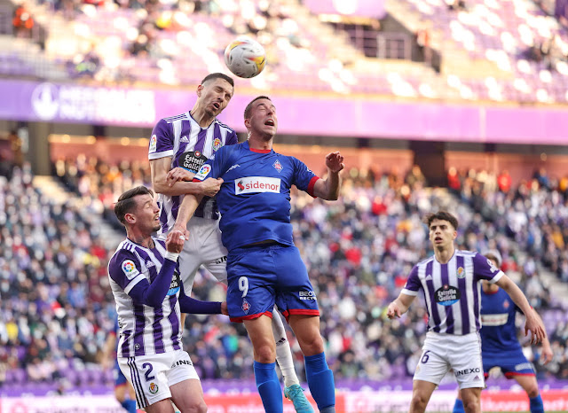 El Yamiq se impone por alto a Koldo Obieta ante la mirada de Luis Pérez y Álvaro Aguado. REAL VALLADOLID C. F 5 S. D. AMOREBIETA 1 Domingo 27/02/2022, 18:15 horas. Campeonato de Liga de 2ª División LaLiga Smart Bank, jornada 29. Valladolid, estadio José Zorrilla: 14.108 espectadores.